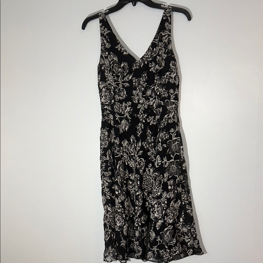 LOFT Black and Cream Floral Midi Dress size 2 fit and flare side zip‎ - Picture 6 of 9